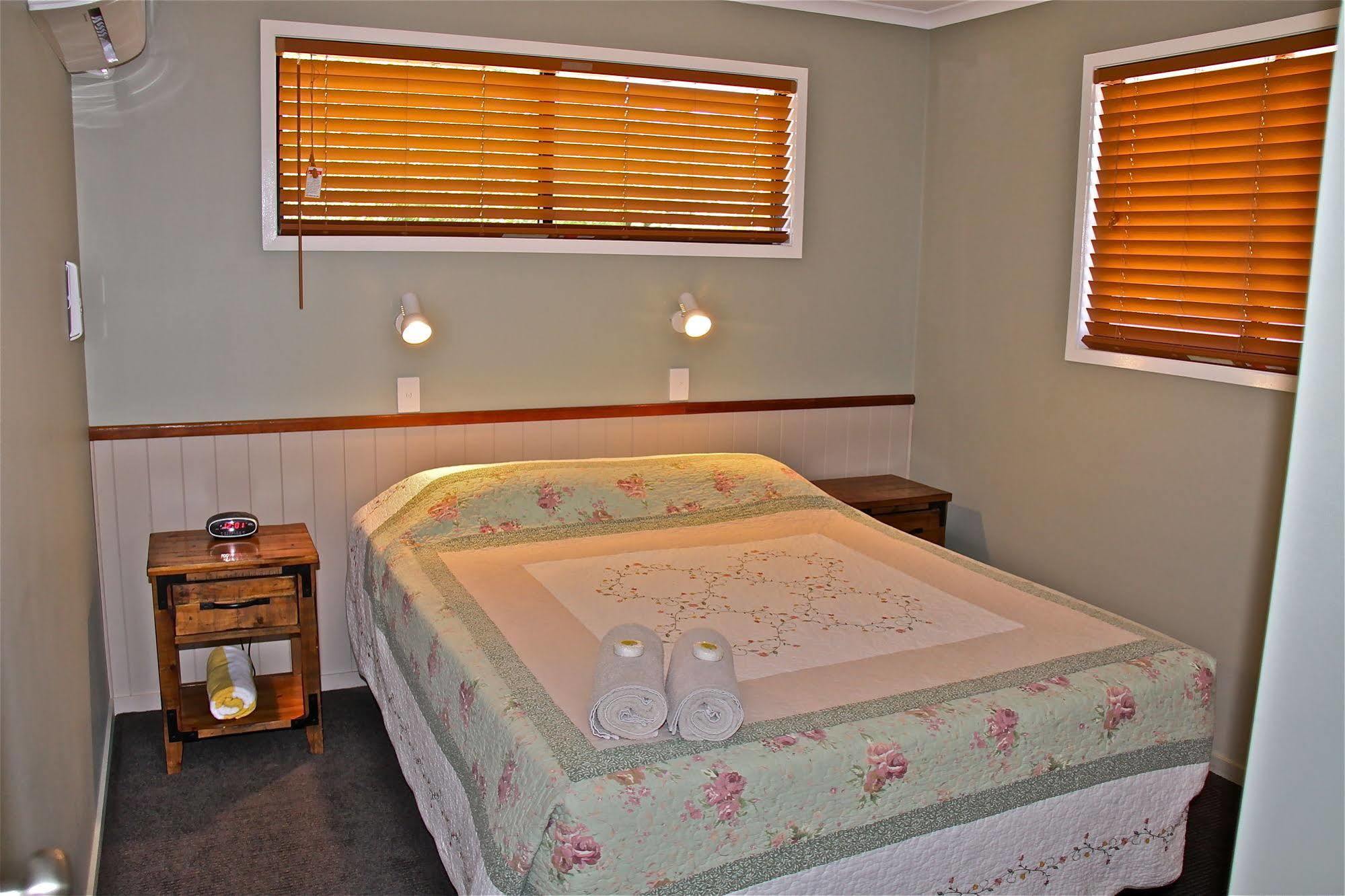 Barcaldine Country Motor Inn Экстерьер фото