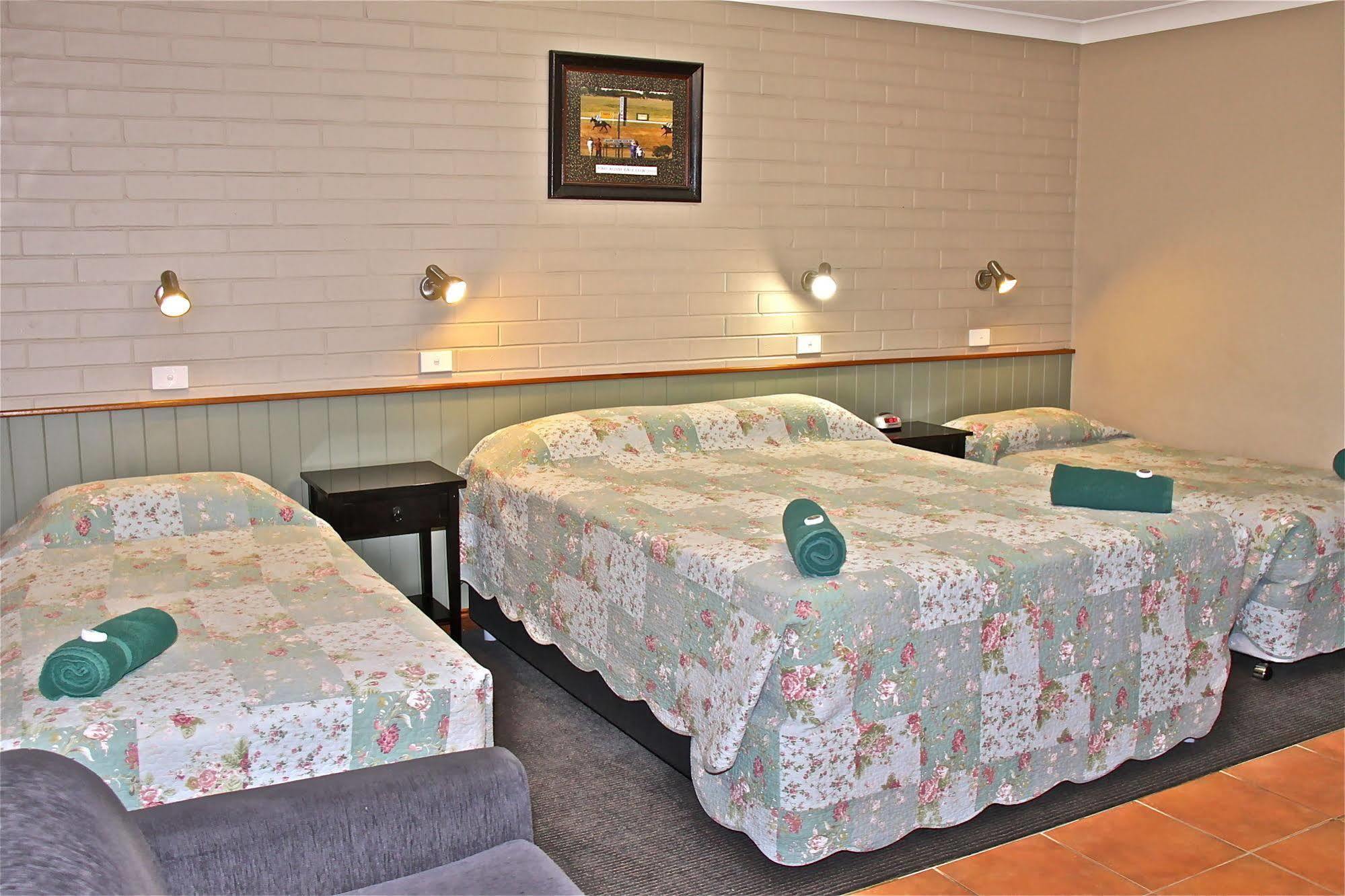 Barcaldine Country Motor Inn Экстерьер фото